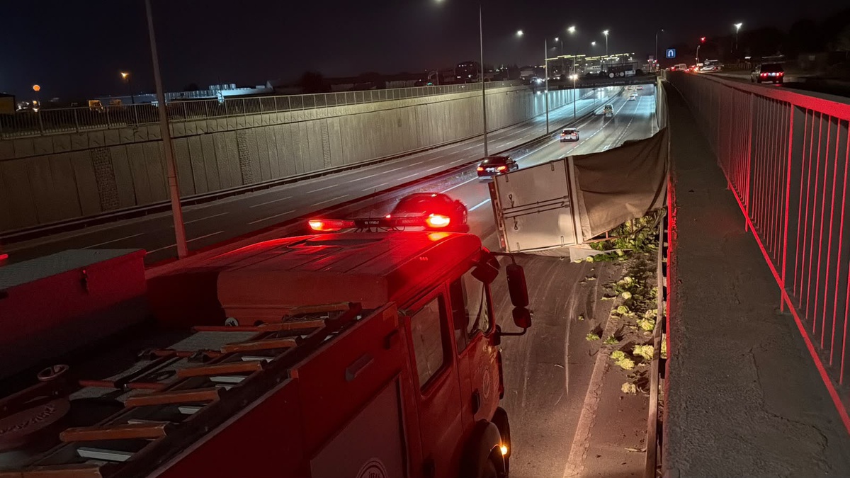 Kediye çarpmamak için direksiyon kırdı! Eskişehir'de 4 ton marul yola saçıldı