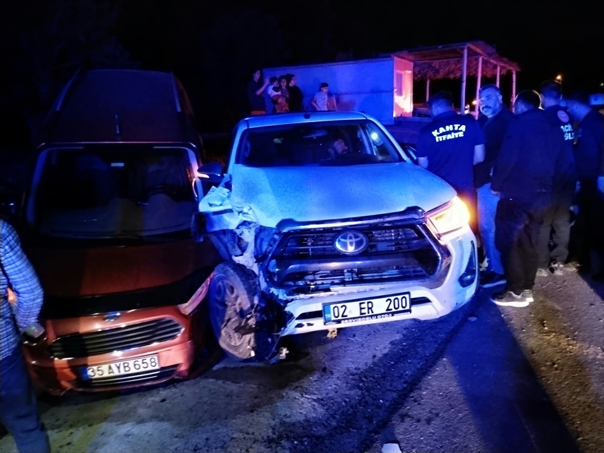 Kahta'da otomobil ile pikap çarpıştı, 8 yaralı hastaneye kaldırıldı