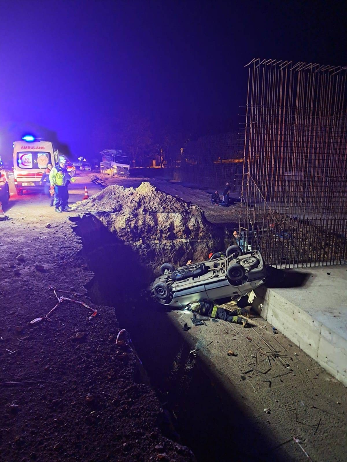 Eskişehir'de yol çalışması çukuruna düşen otomobilde 1 kişi öldü, 2'si çocuk 5 yaralandı