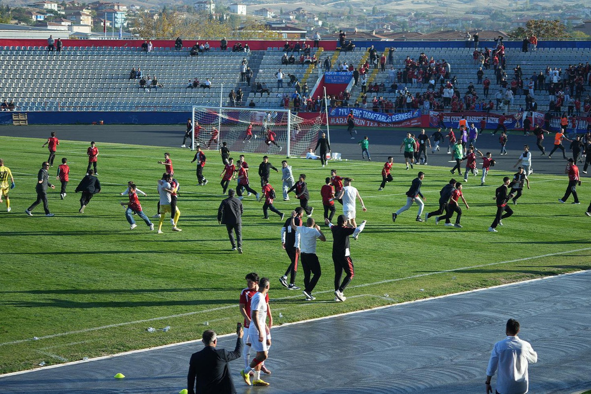 Son dakika golünde saha karıştı: Hepsi birden futbolculara koştu