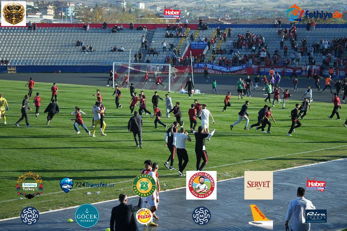 Son dakika golünde saha karıştı: Hepsi birden futbolculara koştu