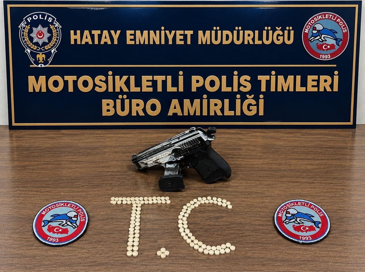 Hatay Antakya'da polis aramasında 119 Captagon hap ile kurusıkı tabanca bulundu