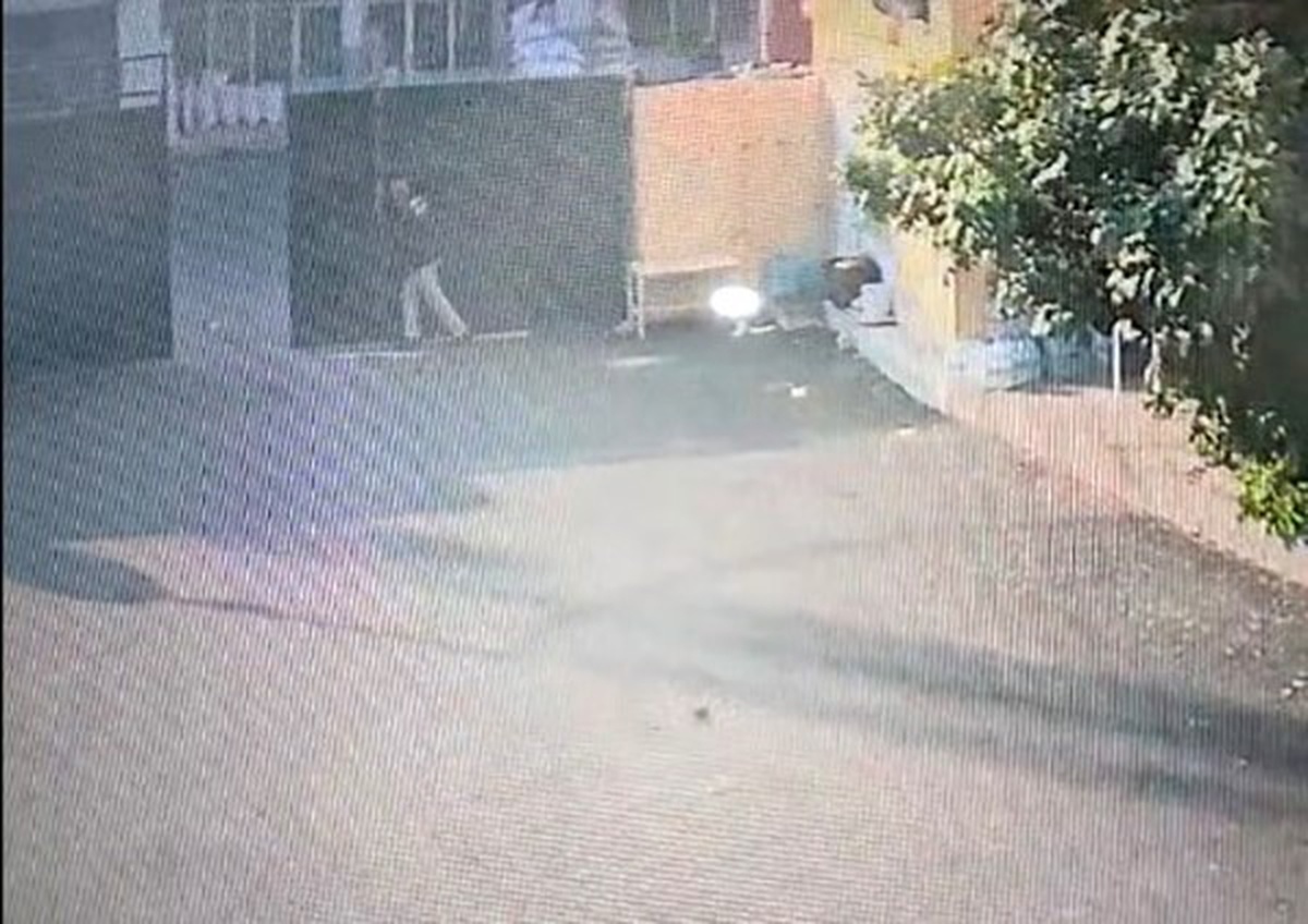 Nizip'te Fıstık Hali'nde kapı bekçinin üzerine düştü, bel ve kalçası kırıldı