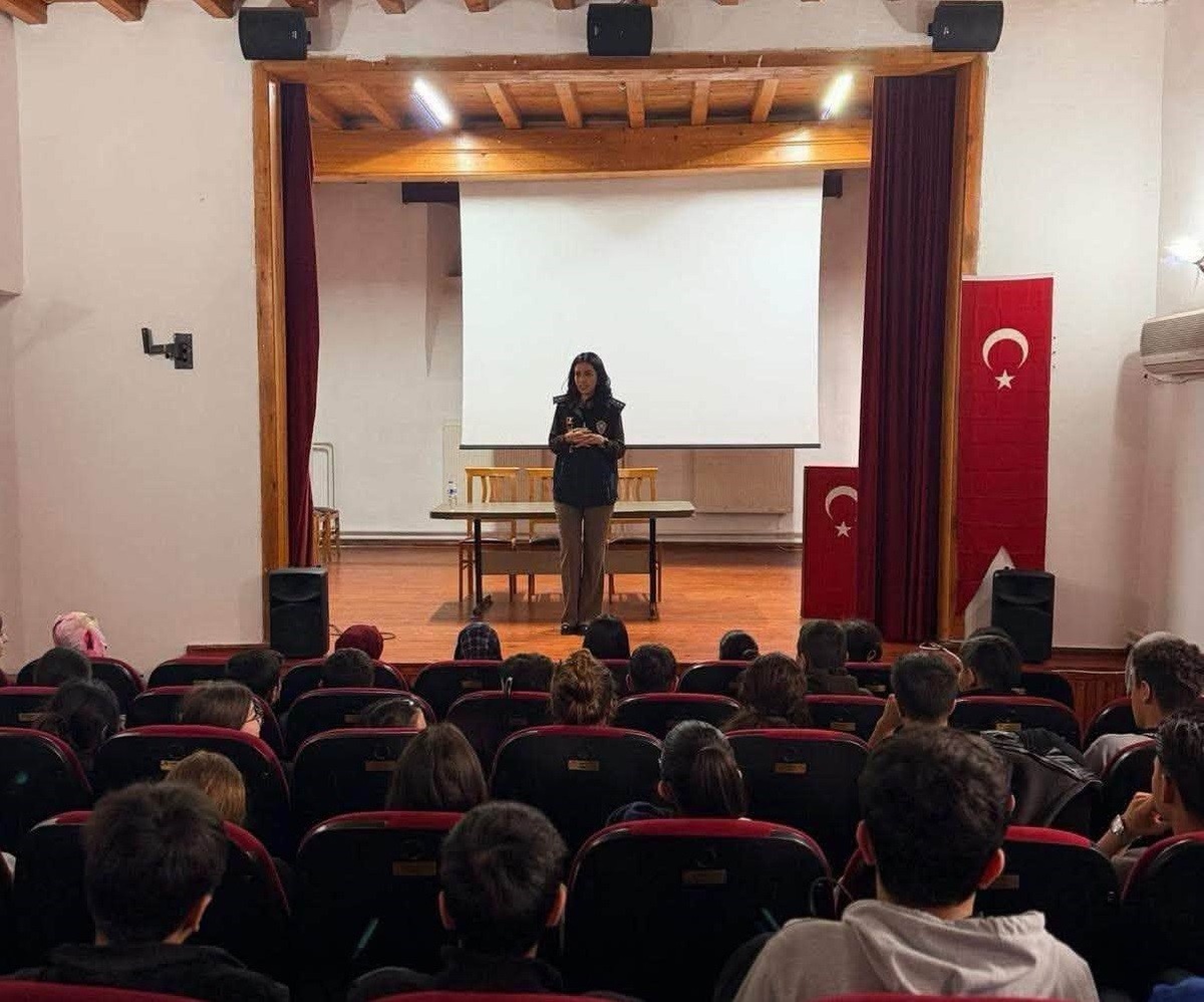Erzincan'da SİBERAY programında 329 öğrenci ve öğretmene siber güvenlik anlatıldı