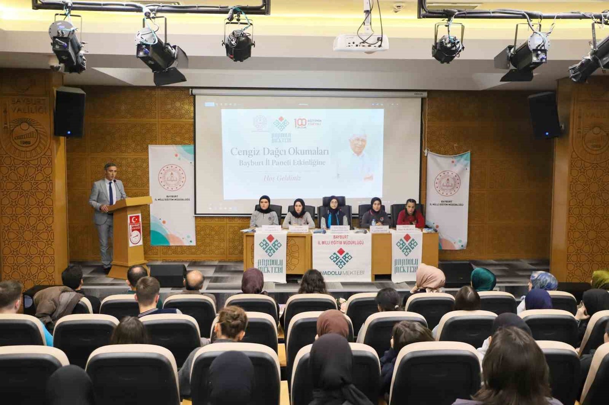Bayburt'ta Cengiz Dağcı panelinde öğrenciler Kırım sürgününü anlattı