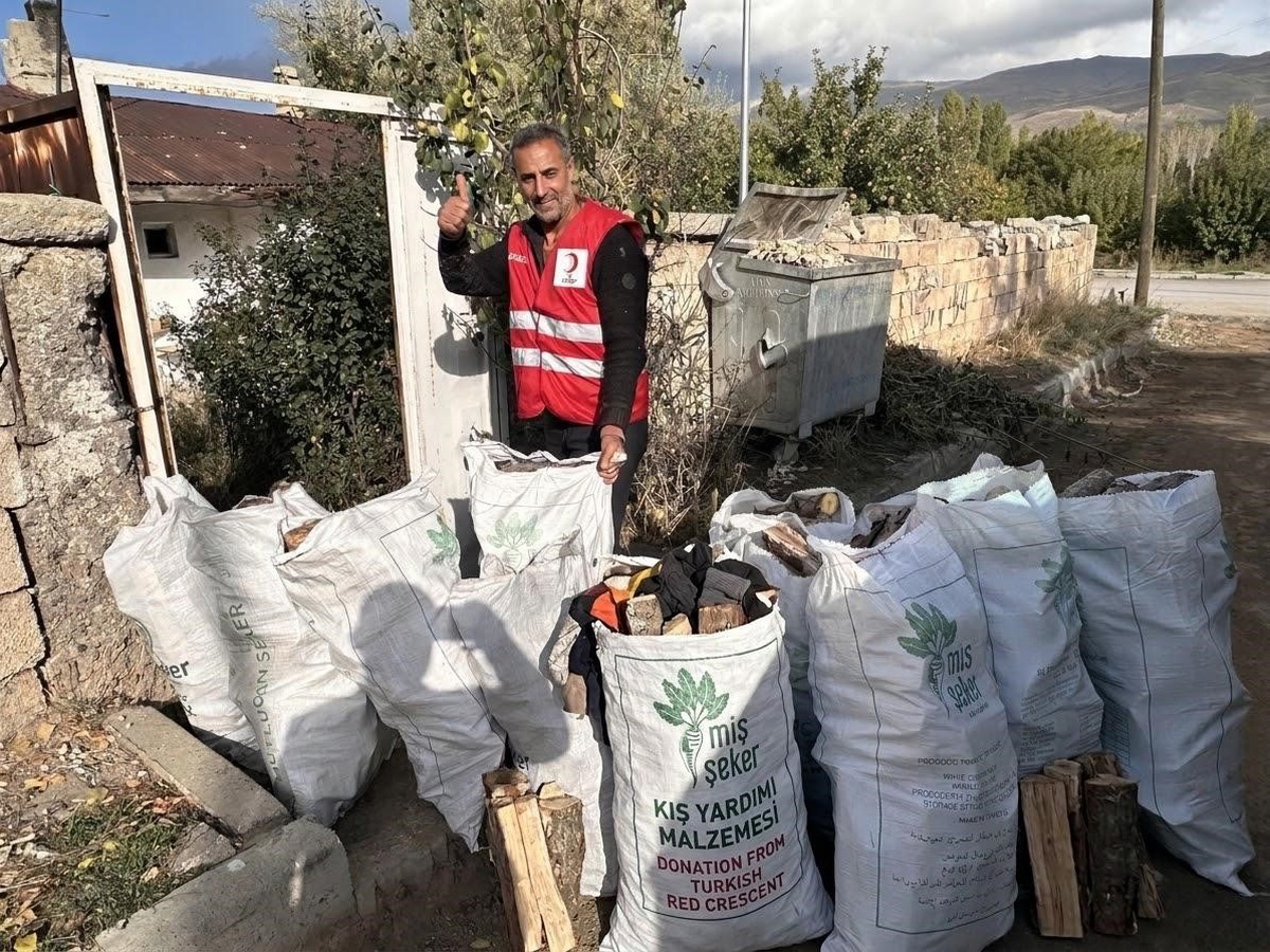 Van Muradiye'de Türk Kızılay yalnız yaşayan yaşlılara kömür ve odun ulaştırıyor