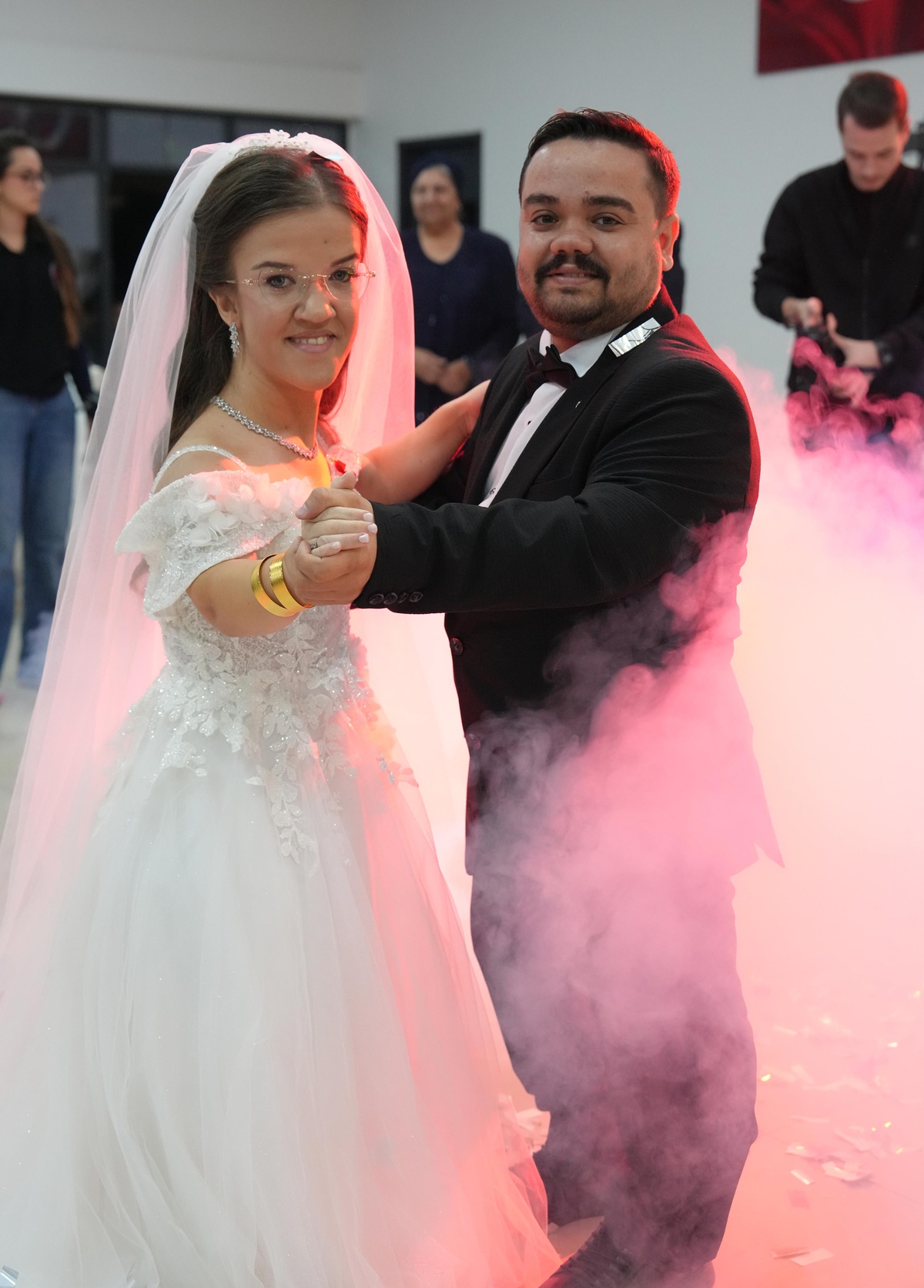 Akondroplazi hastası Ezgi ve Mert İlim, Tekirdağ Saray'da düğünle evlendi
