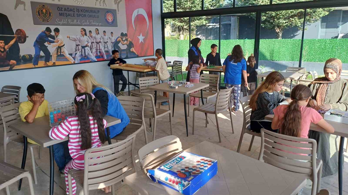 Düzce Gençlik Merkezi Çamköy TOKİ'de çocuklara zeka oyunları etkinliği düzenledi