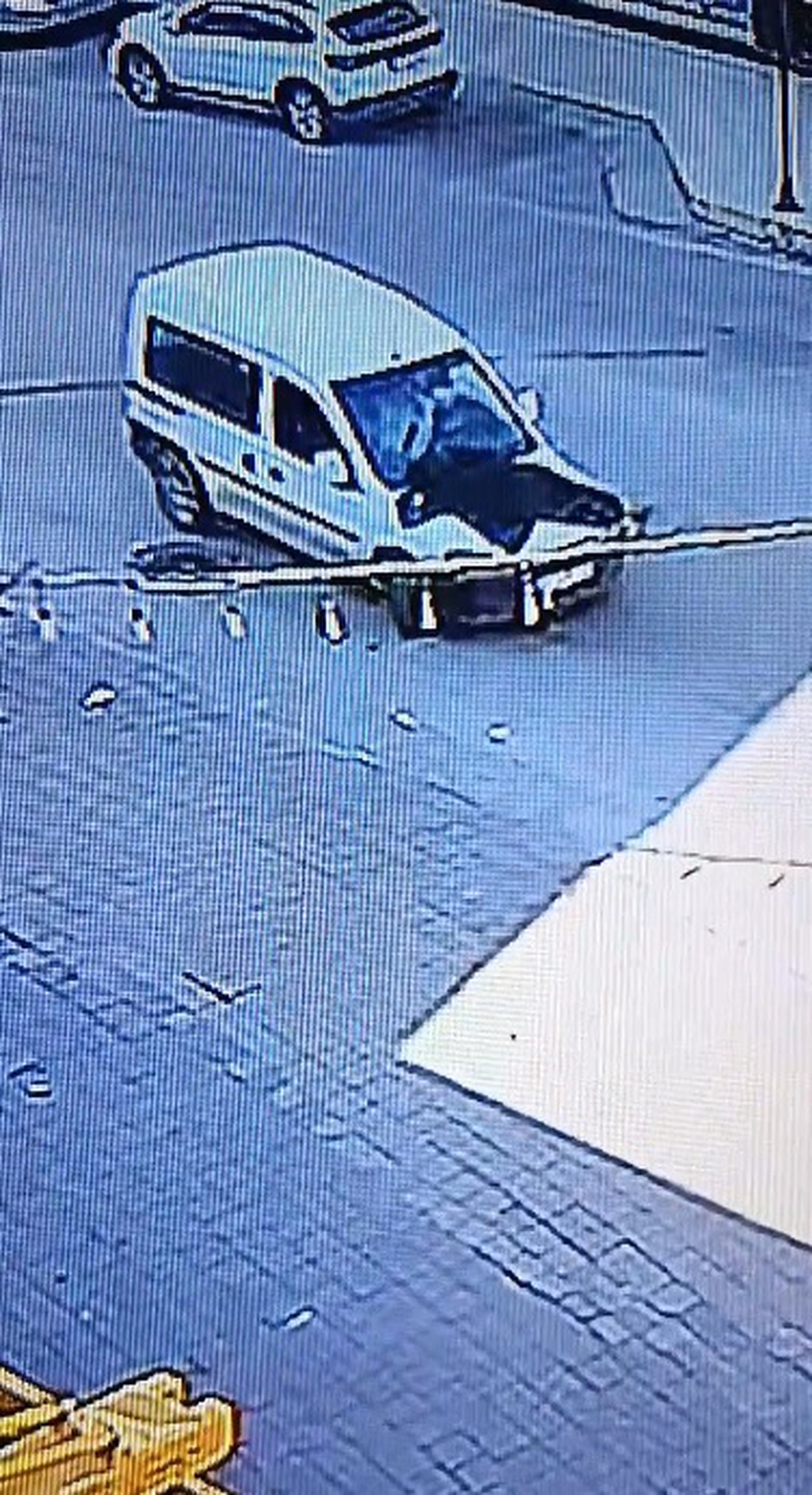 Adana Seyhan'da kimliği belirsiz kişi, kaputuna çıktığı hafif ticari aracı çaldı
