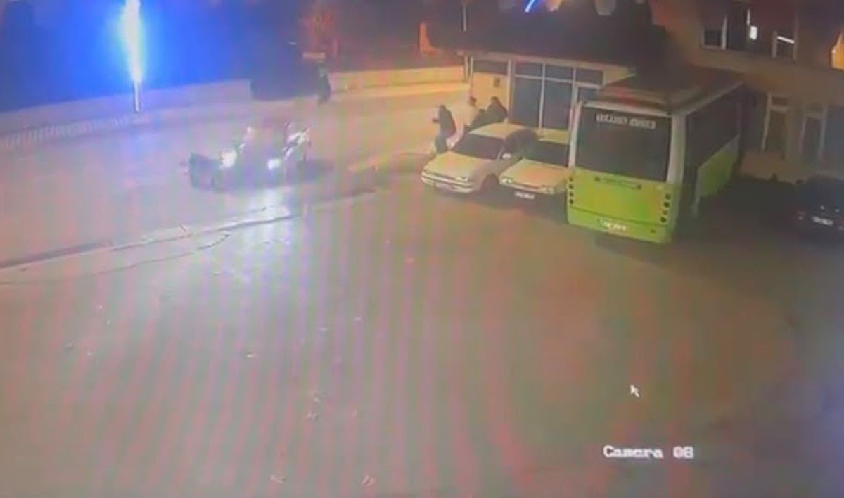 Kocaeli Kartepe'de otomobille çarpışan motosiklet sürücüsü yaralandı, anı kameraya yansıdı