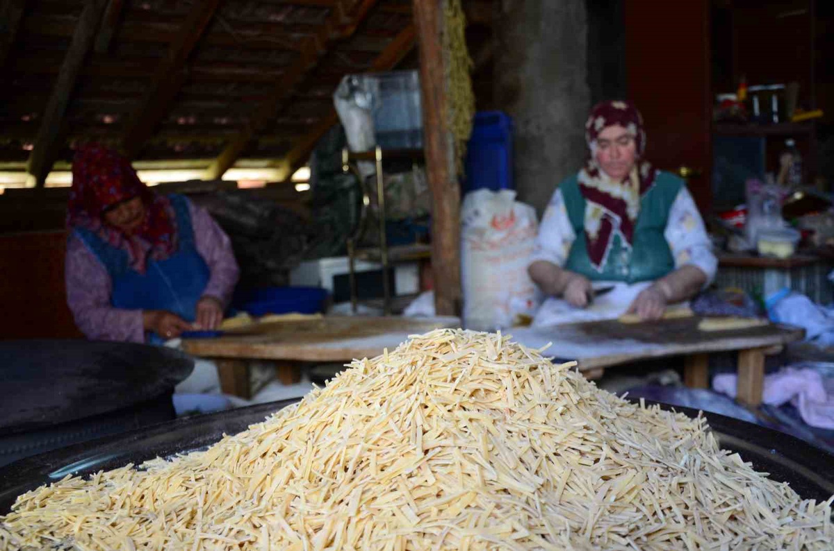 Antalya Akseki'de kadınlar kışlık erişteyi 100-120 yumurtayla imece usulü hazırlıyor