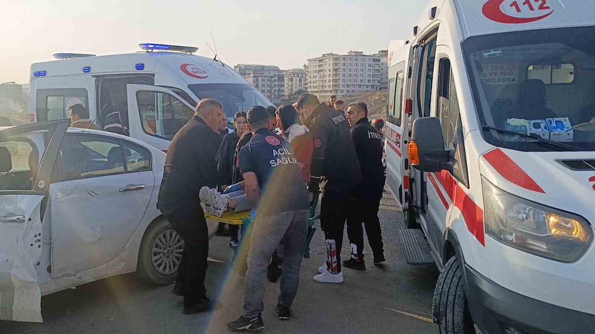 Siirt'te otomobil ile motosiklet çarpıştı, kazada 2 kişi yaralandı