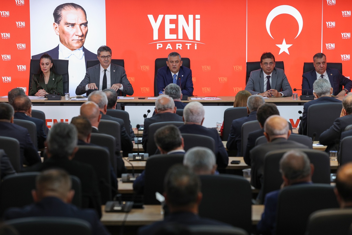 Özgür Özel, YENİ Parti il başkanlarıyla yarın saat 11.30'da genel merkezde toplanacak