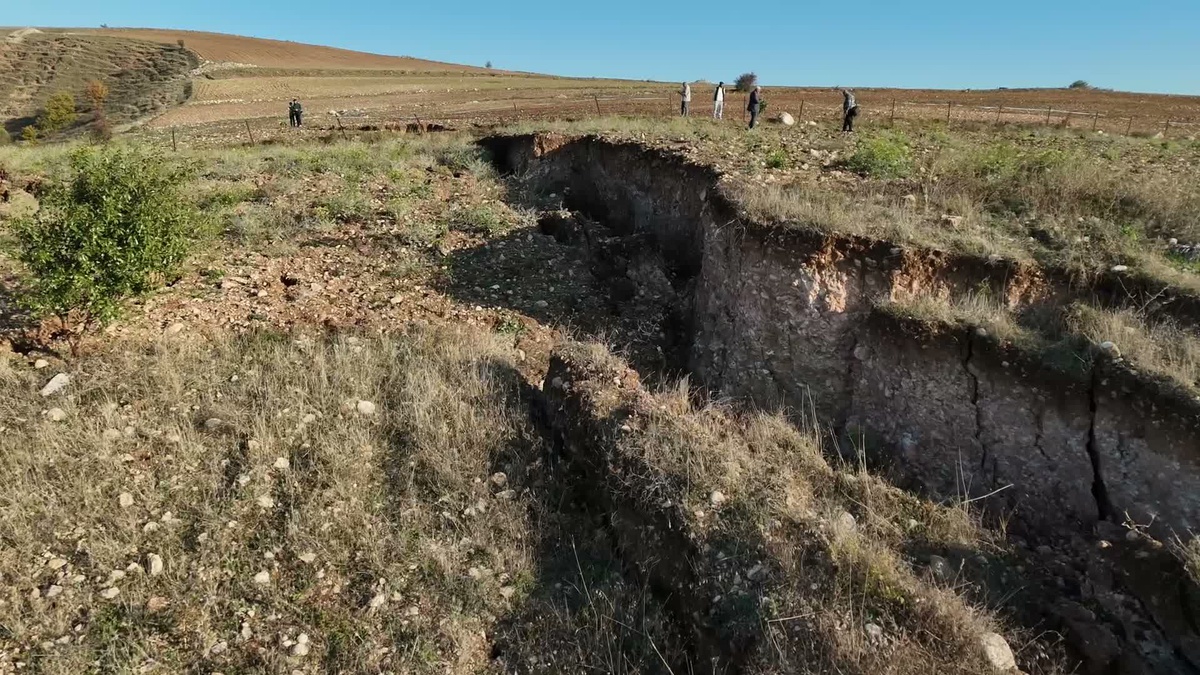 Yozgat Aydıncık'ta 20 bin metrekarelik tarım arazisinde derin yarıklar endişe yarattı