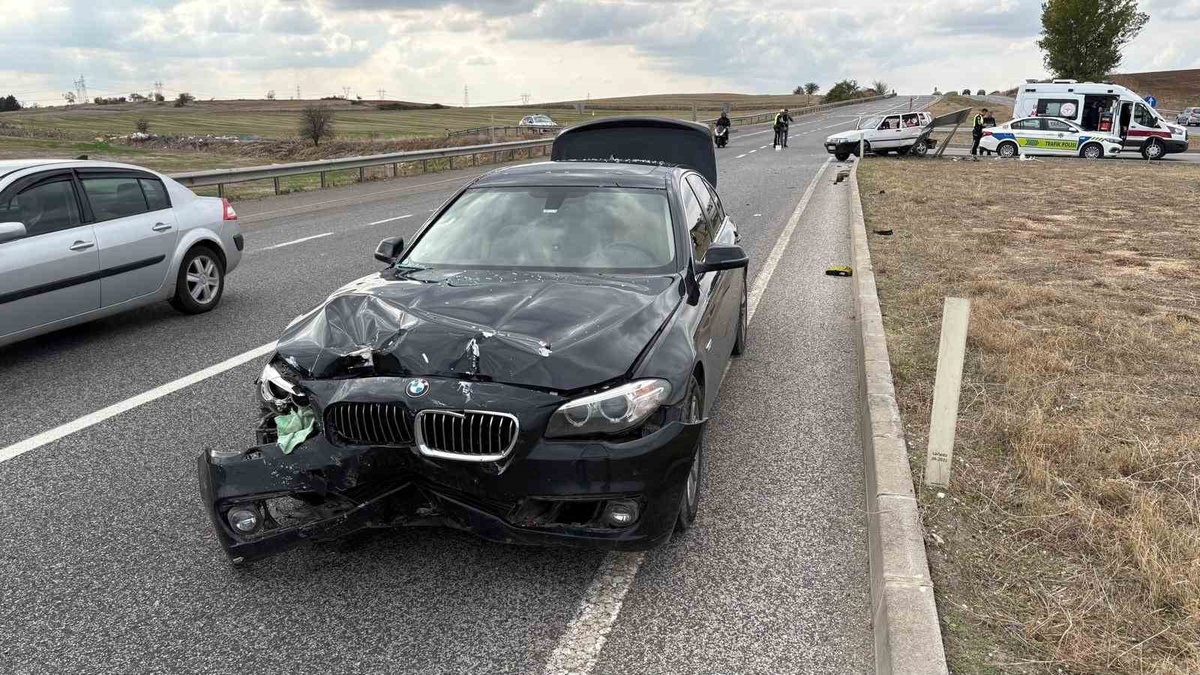 Kırklareli Babaeski'de D100'de iki otomobil çarpıştı, 1 kişi yaralandı