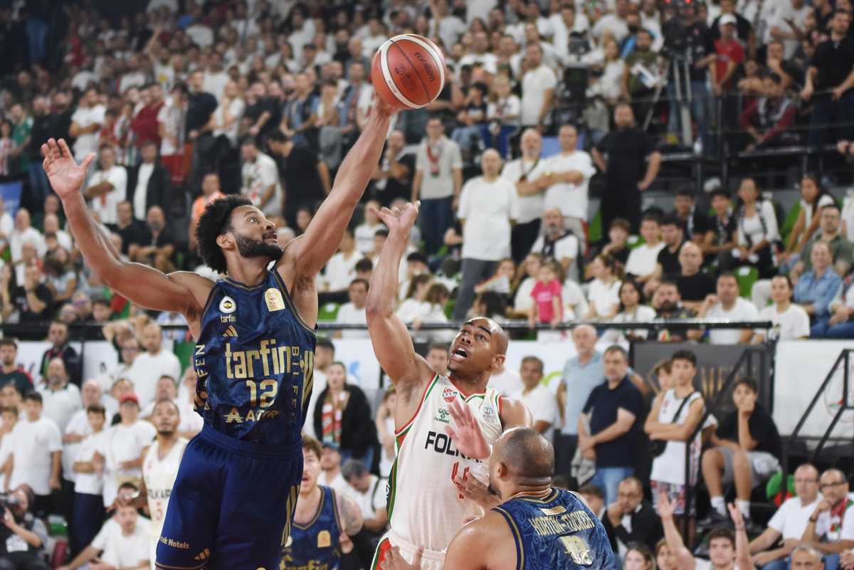 Karşıyaka 5.5 ay sonra taraftarına kavuştuğu maçta Fenerbahçe'ye 97-72 yenildi