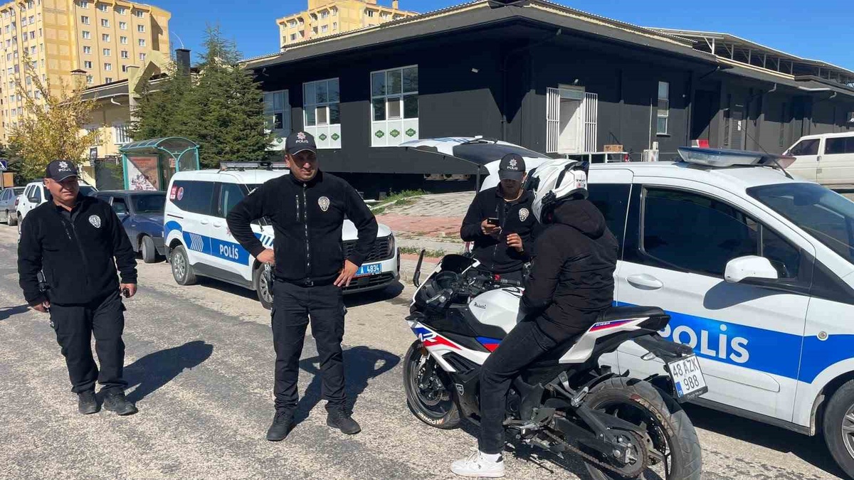 Karaman'da polis, okul ve yurt çevresi denetiminde 10 araca cezai işlem uyguladı