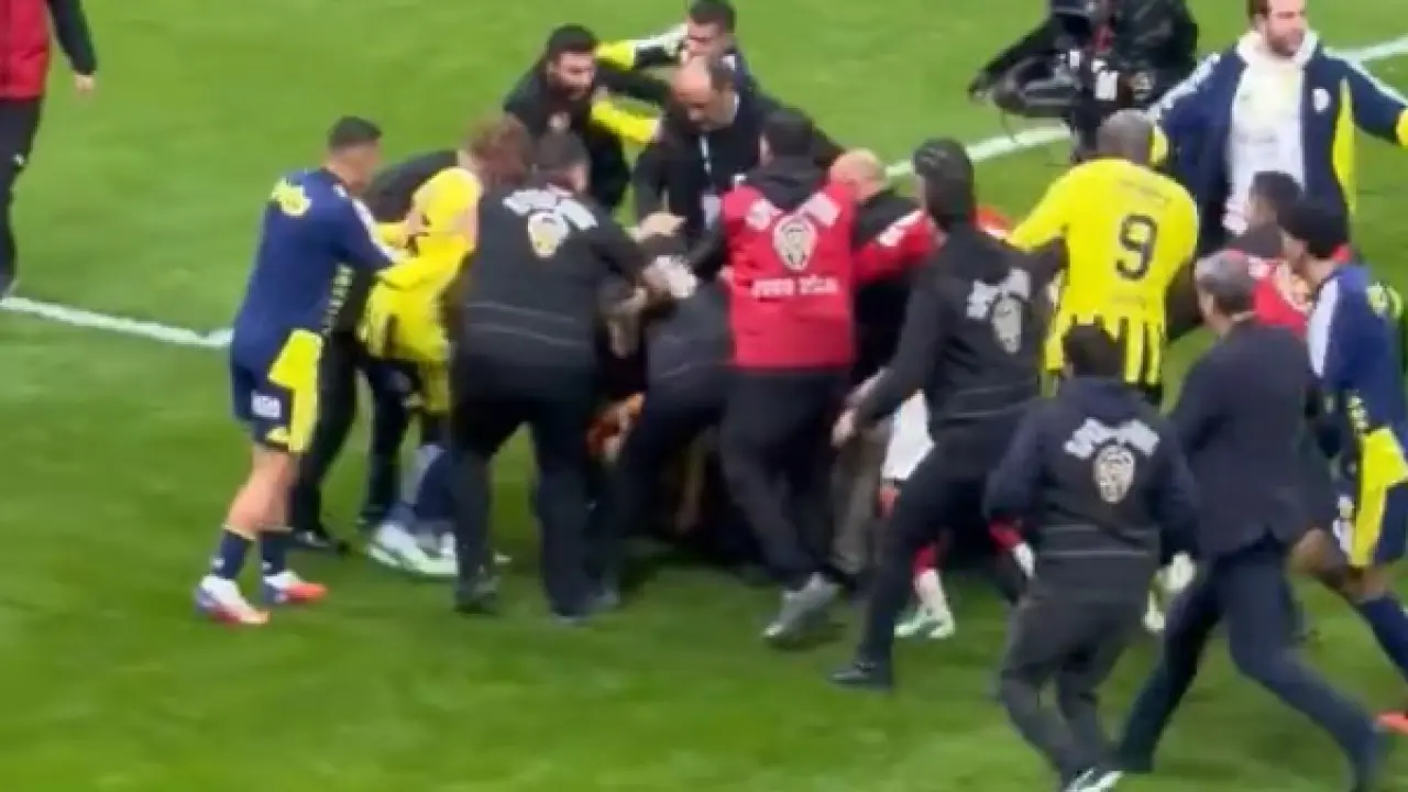 Dev derbi kavgayla başlayıp kavgayla bitti! Polisler sahaya daldı