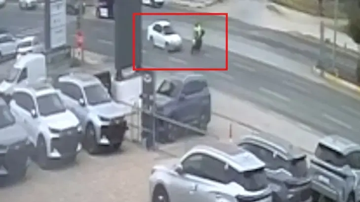 Edremit'te feci kaza kamerada! Otomobilin çarptığı motosikletin sürücüsü Mustafa Özcan hayatını kaybetti
