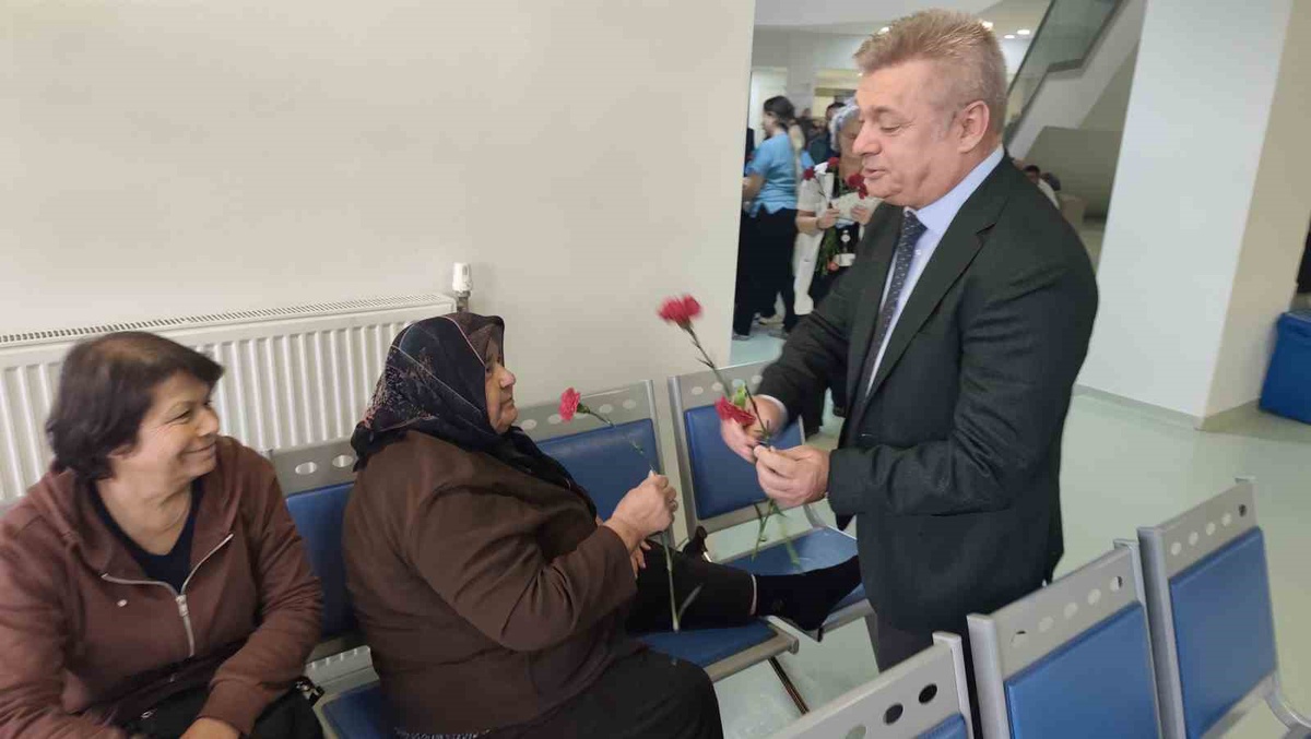 Hasta Hakları Günü'nde Hafsa Sultan Hastanesi'nde hastalara karanfil dağıtıldı