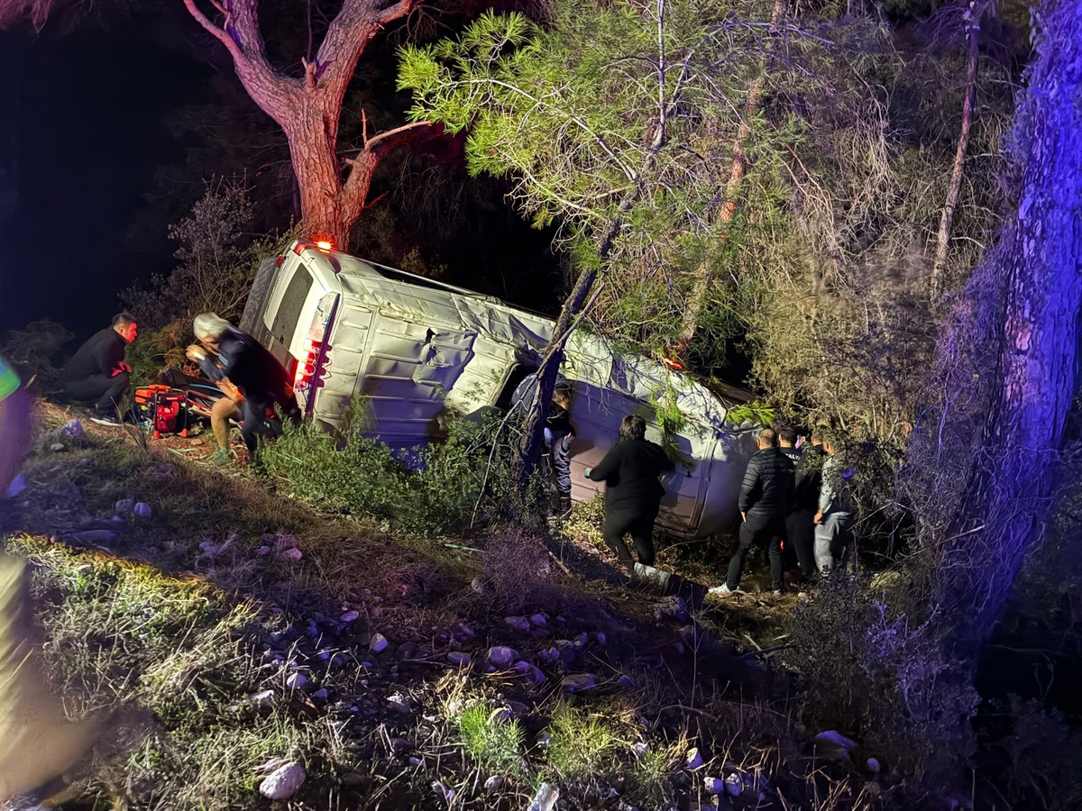Kumluca'da dağcıları taşıyan tur minibüsü şarampole devrildi! 15 kişi yaralandı