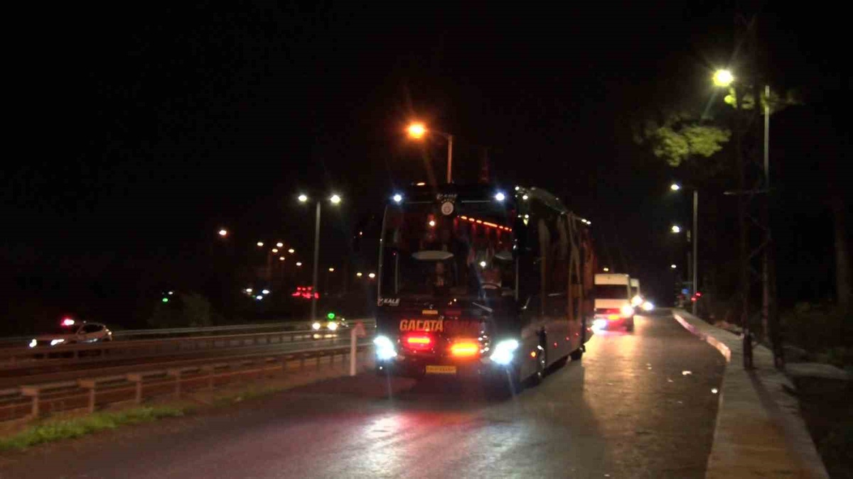 Fenerbahçe'yi 2-1 yenen Galatasaray'ın takım otobüsü Kemerburgaz'a geldi