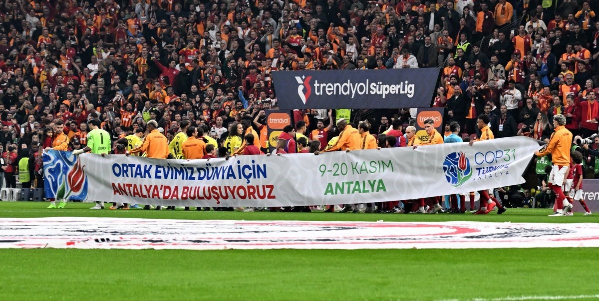 Süper Lig'in 9. haftasında kulüpler COP31 için Antalya'da pankartla sahaya çıktı