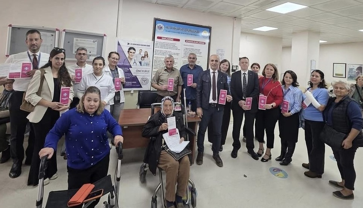 Hasta Hakları Günü’nde Edremit Devlet Hastanesi’nde yatan hastalar ziyaret edildi