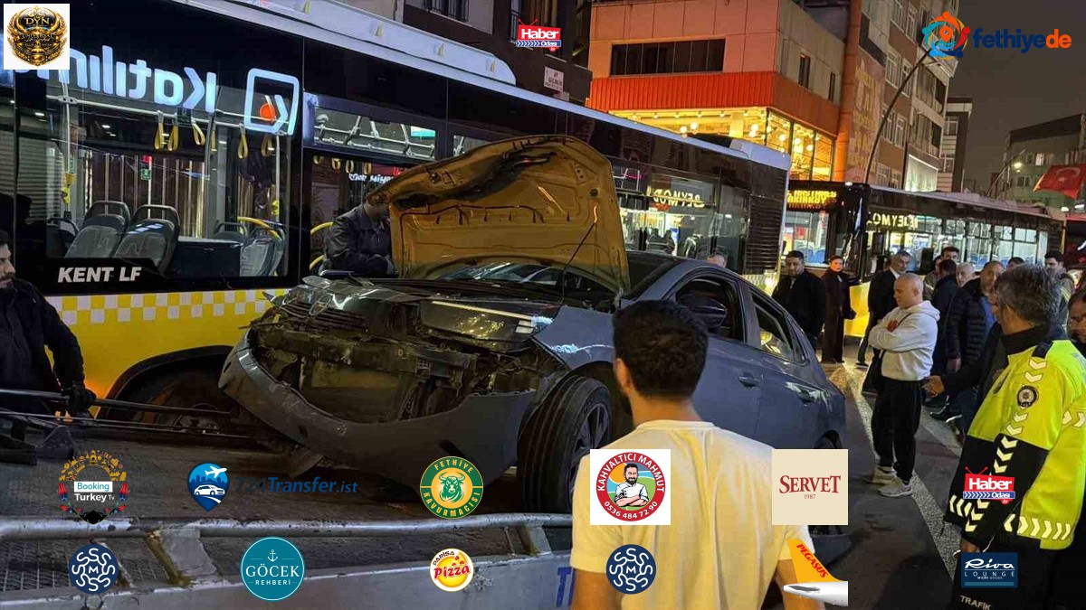 İstanbul Küçükçekmece'de otomobilin arkadan çarptığı minibüste 2 kişi hafif yaralandı