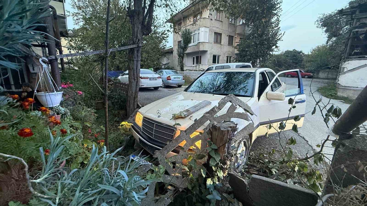 Kocaeli'den çalınan otomobille Düzce'de kovalanan 2 şüpheli yakalandı