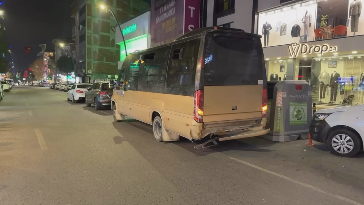 Küçükçekmece'de otomobil, iddiaya göre yolcu minibüsüne çarptı; 2 kişi yaralandı
