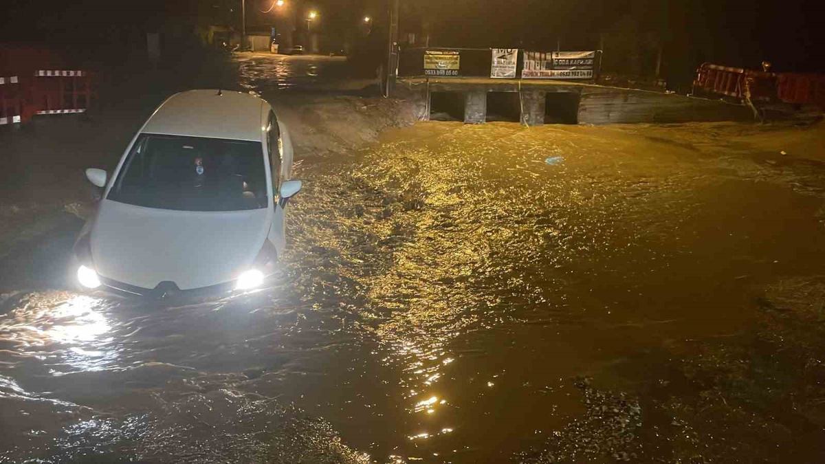 Muğla Menteşe'de yağışla çöken yola düşen araçtaki iki kişi kendi imkanlarıyla çıktı