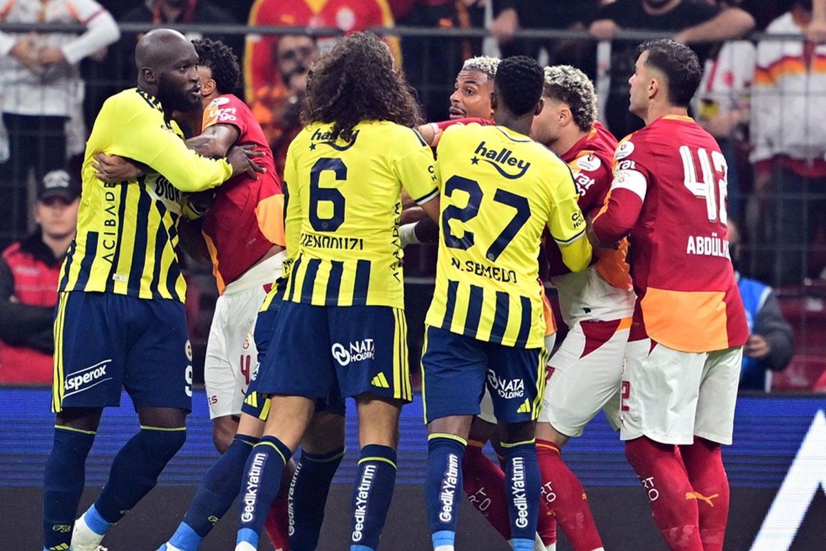 Galatasaray-Fenerbahçe derbisi adeta kavgayla başladı
