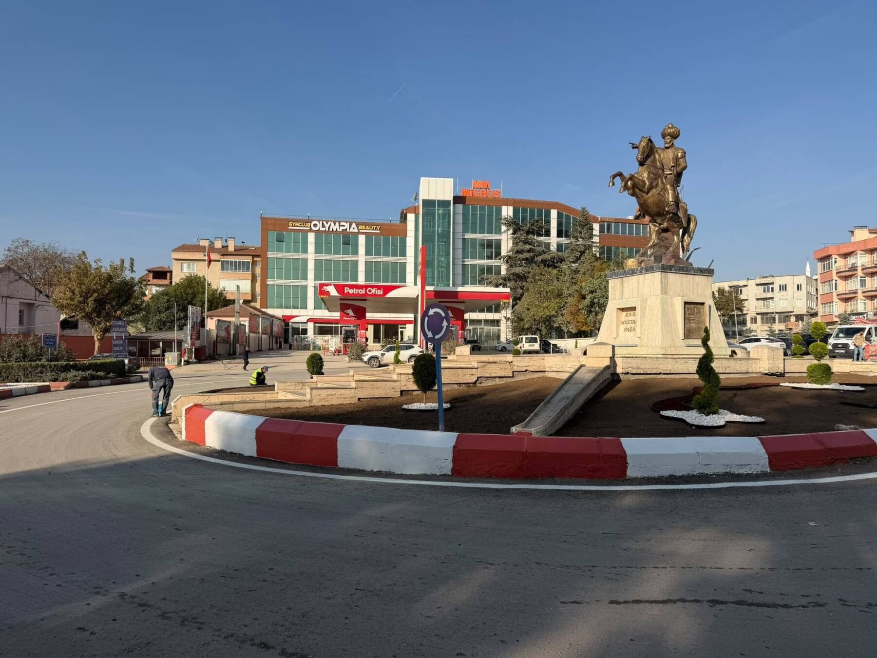 Kavşak ve Orta Refüjlerde Bordür Boyama Çalışmalarına Başlandı - T.C. Merzifon Belediyesi