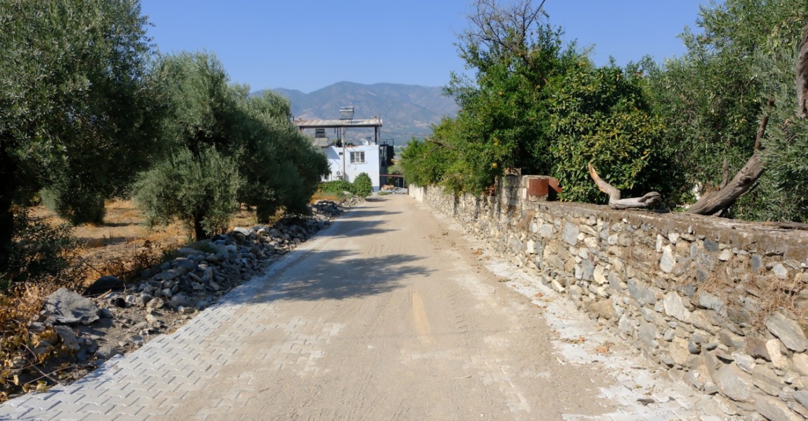 Çamdibi 1. Etap parke çalışmaları tamamlandı Kuyucak Belediyesi tarafından ilçe merkezi ve mahallelerde sürdürülen yol ve çevre düzenleme çalışmaları kapsamında, Çamdibi Mahallesi’nde gerçekleştirilen parke taşı döşeme çalışmalarının 1. etabı