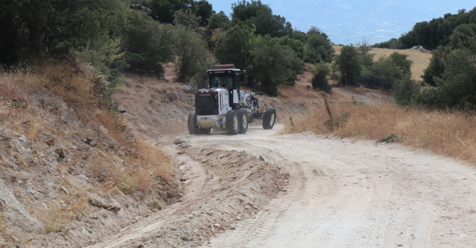 Asma Mahallesi’nde Yol Çalışmaları Başladı Bozdoğan Belediyesi, Asma Mahallesi’nde vatandaşların sıkça kullandığı güzergâhlarda yol tesviye ve şarampol açma çalışmalarına başladı. Sahada yürütülen çalışmalarla güzergâhların daha güvenli