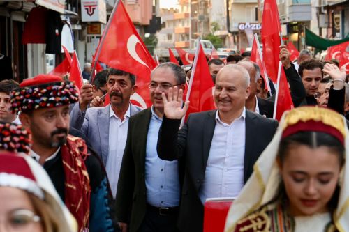 Çine uluslararası organik memecik zeytini ve zeytinyağı festivali’nin açılışını kortej yürüyüşü ve renkli etkinliklerle gerçekleştirdik.