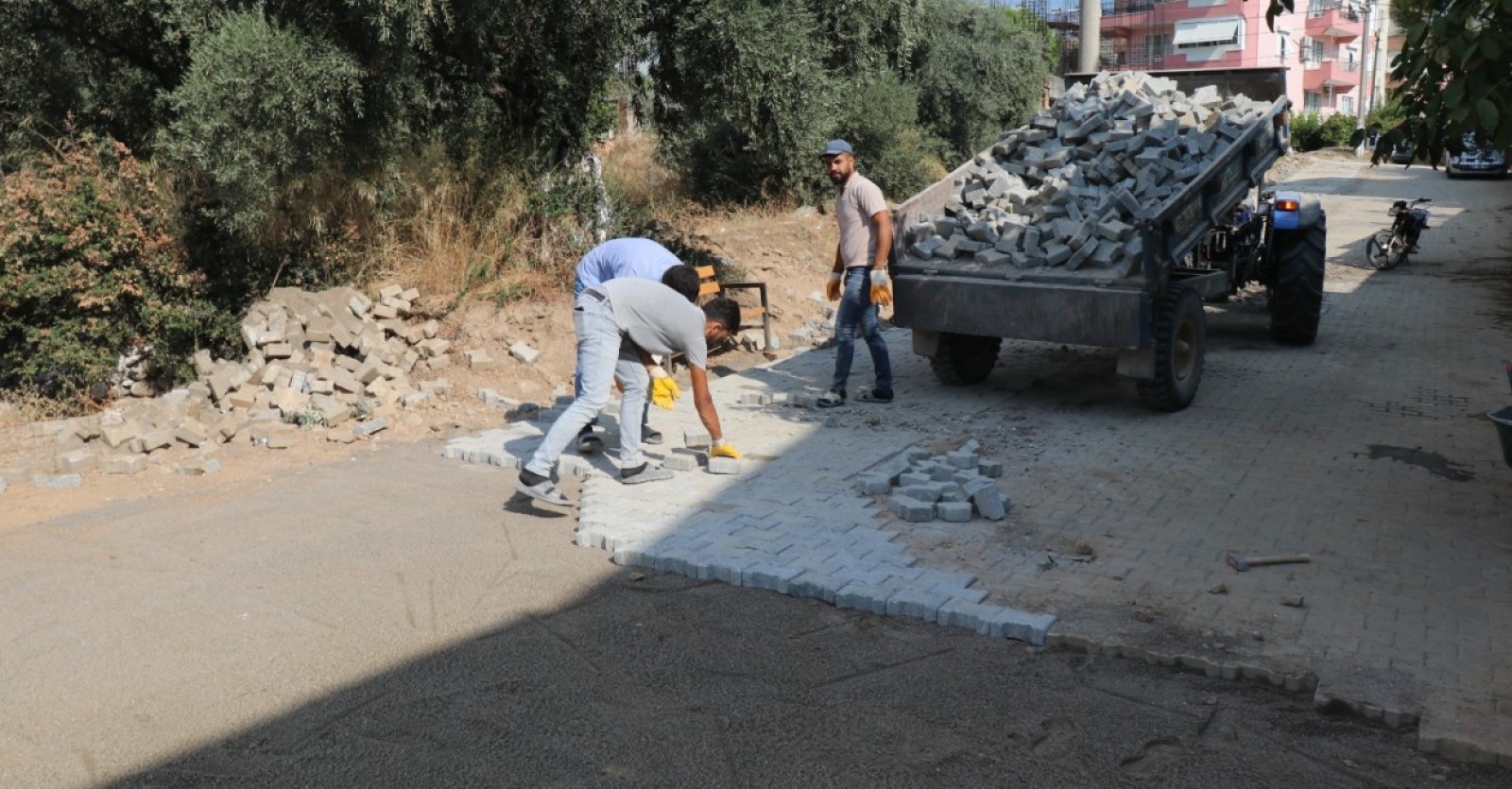 Bozdoğan'da Doğalgaz Çalışmaları Sonrası Bozulan Y... Bozdoğan’da doğalgaz çalışmaları nedeniyle bozulan yollarda, kilitli parke taşı döşeme çalışmaları sürüyor. Bozdoğan Belediyesi ekipleri, doğalgaz çalışmalarının tamamlandığı güzergâhlarda yol