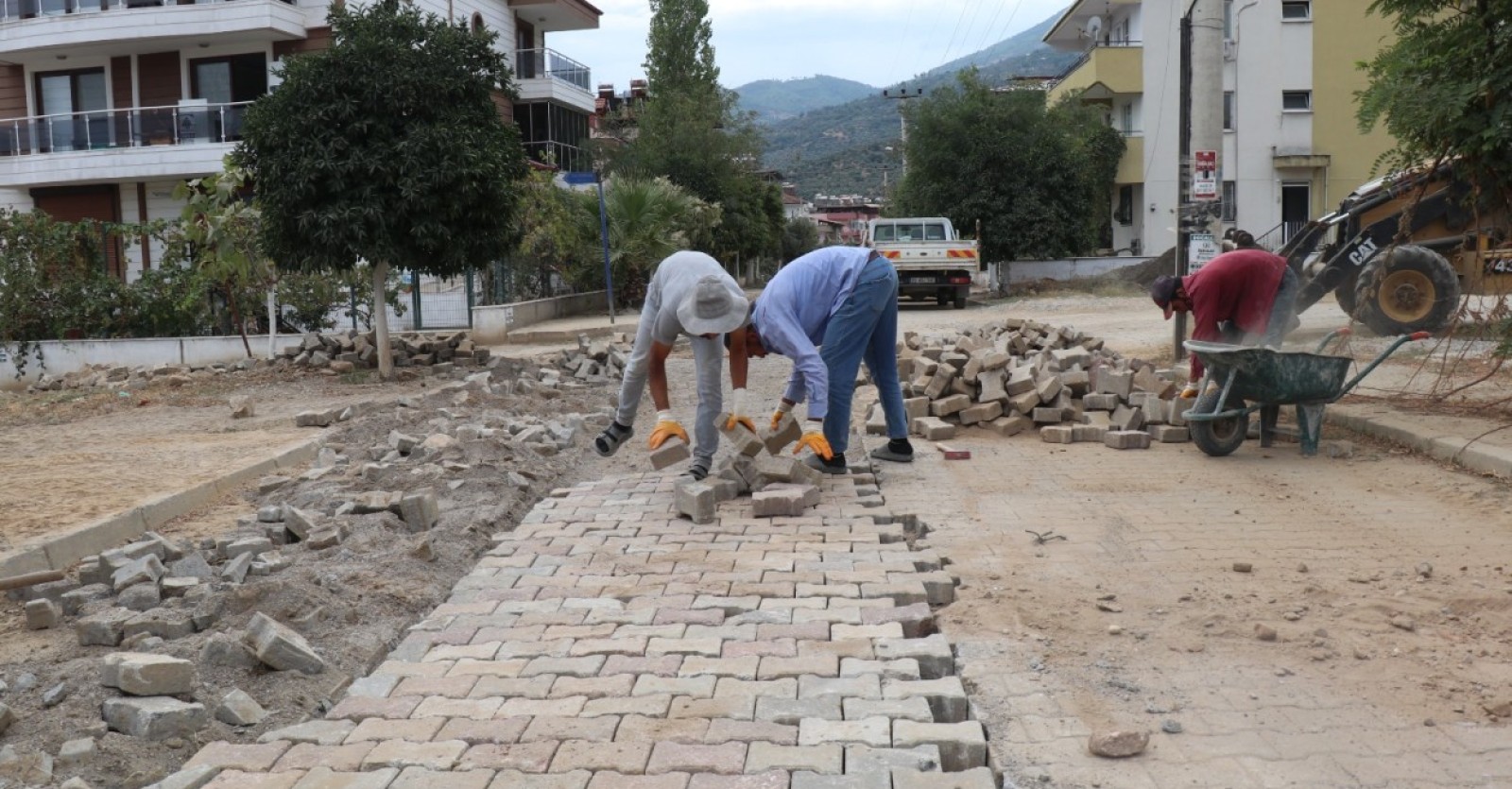 Bozdoğan’da Doğalgaz Çalışmaları Sonrası Yollar Dü... Bozdoğan Belediyesi, doğalgaz çalışmaları nedeniyle bozulan yollarda kilitli parke taşı döşeme ve temizlik çalışmalarını başlattı. Bozdoğan’da sürdürülen doğalgaz çalışmaları nedeniyle bozulan ulaşım
