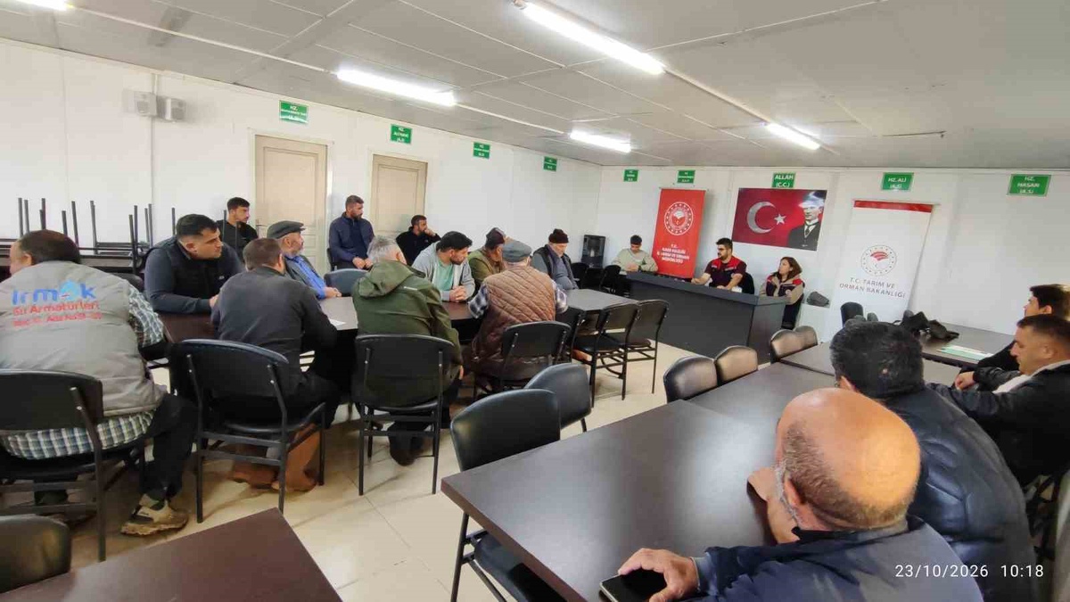 Kars İl Tarım ve Orman Müdürlüğü ekipleri üreticilerle sahada görüşüyor