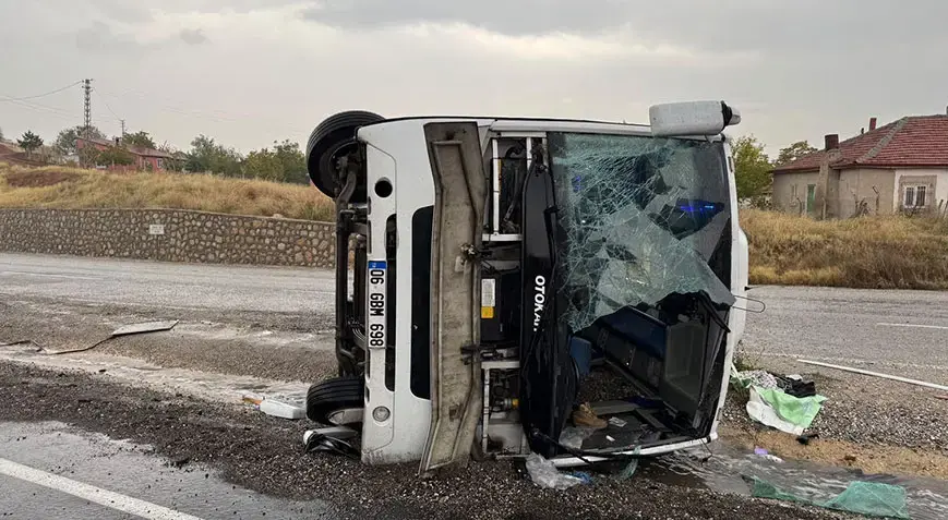 Kırıkkale’de işçileri taşıyan midibüs devrildi: 14 yaralı