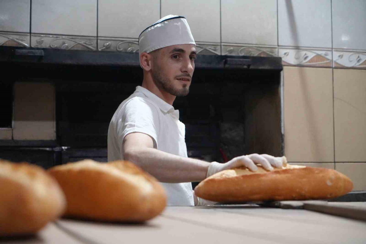 Bayburt'ta 24 yaşındaki Mert Baykara, 45'e yakın ekmek çeşidi üretmeyi öğrendi.