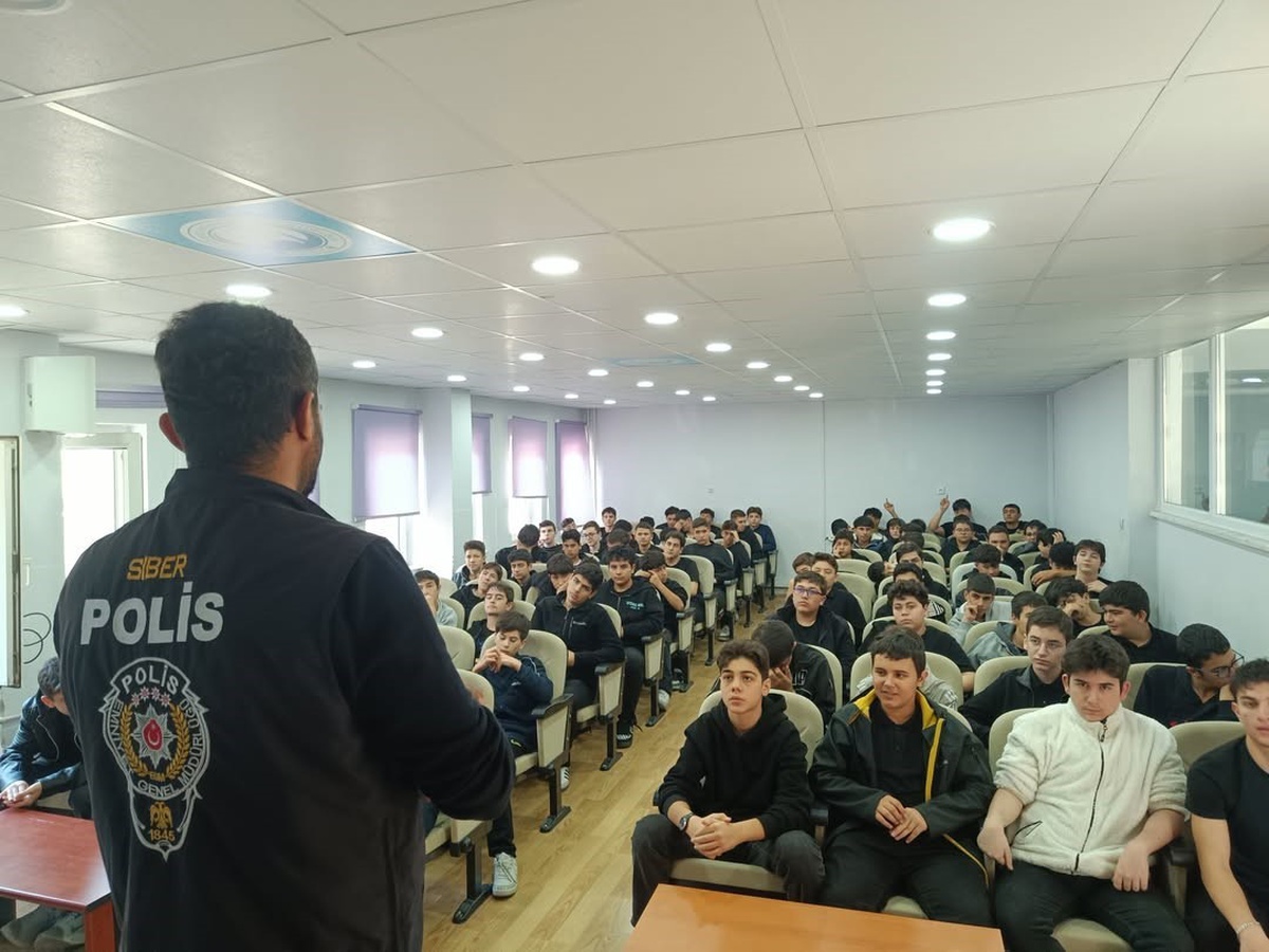 Bilecik polisi 110 öğrenci ve 180 veliye okul saldırılarını, siber zorbalığı anlattı