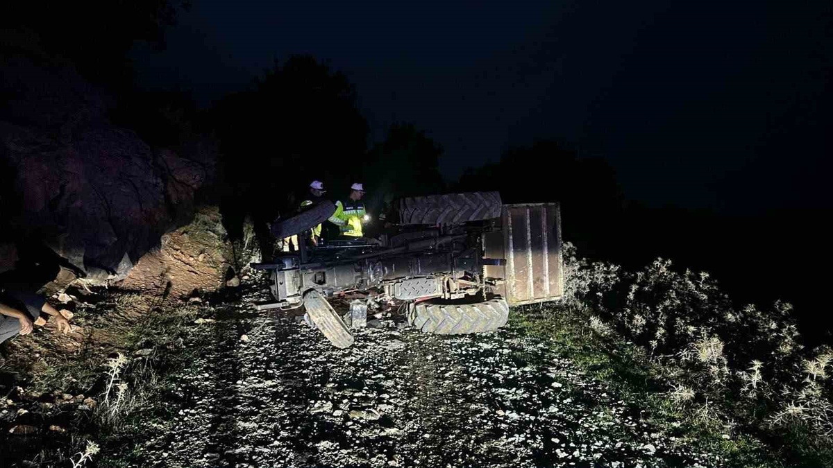 Bilecik Alpagut köyünde traktör devrildi, altında kalan sürücü kurtarılamadı