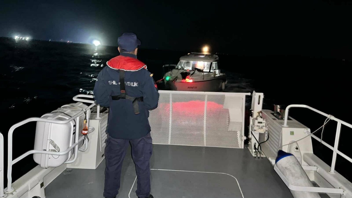 Motor arızası yaşayan teknedeki 3 kişi Didim'de Sahil Güvenlik ekiplerince kurtarıldı