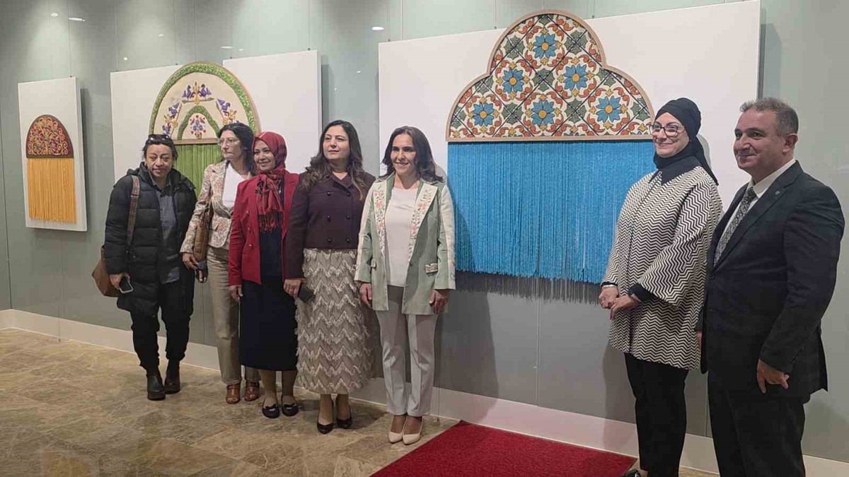 DPÜ'de Cengiz'in keçe sergisi açıldı, kuş motifleriyle annesine özlem anlatıldı