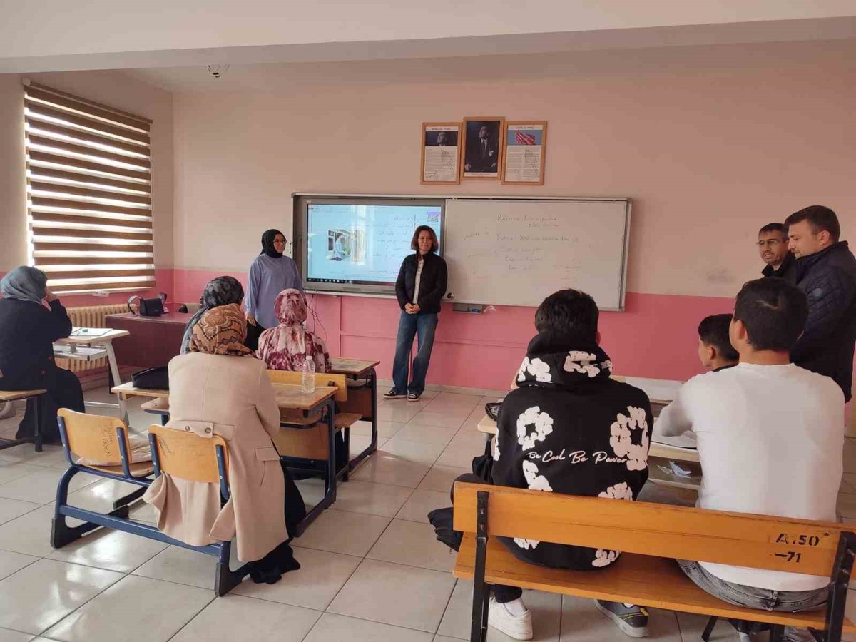 Altıntaş'ta Milli Eğitim Müdürü Sinan, açık öğretim kurslarını ziyaret etti