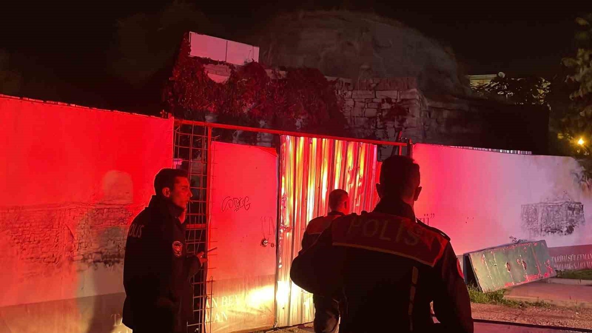Karaman'da Süleyman Bey Hamamı'nın bahçesindeki yangın itfaiye ekiplerince söndürüldü