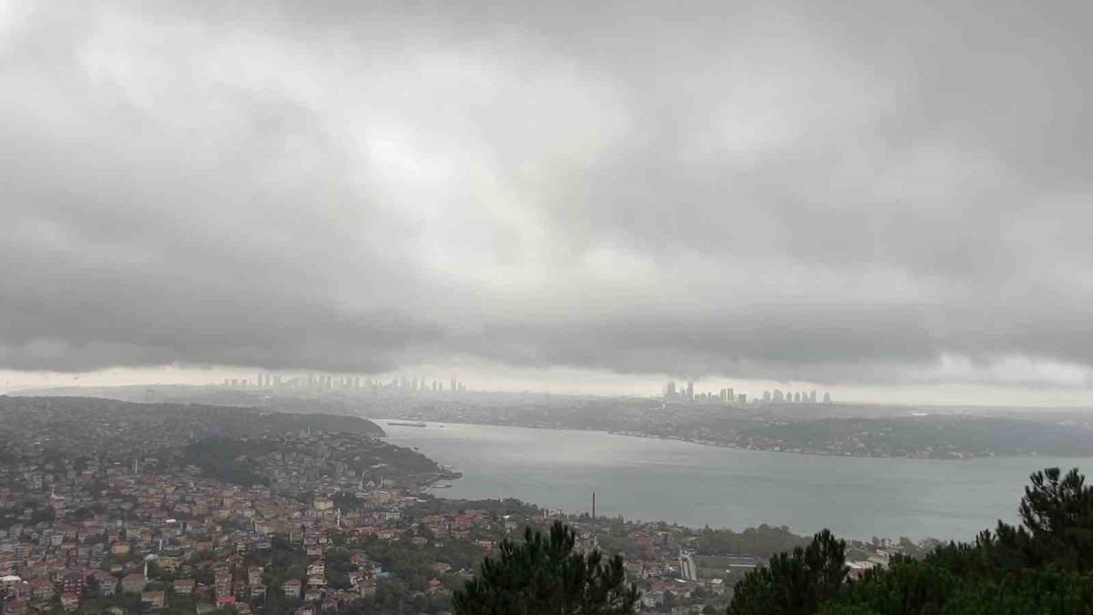 İstanbul'da sağanak sonrası Boğaz üzerindeki yoğun bulutlar Beykoz'dan görüntülendi