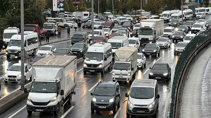 İstanbul'da trafik kilit! Yağmurun da etkisiyle yoğunluk yüzde 80'e çıktı